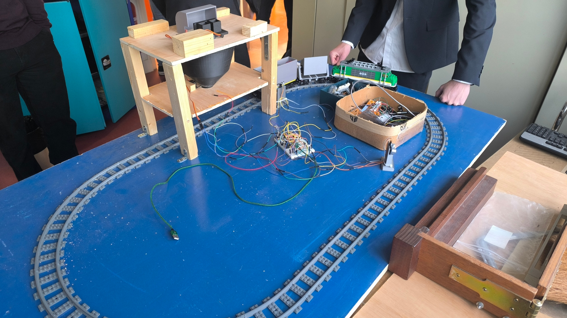 Maquette du système Métro Poub'L : réseau ferroviaire urbain et station de chargement automatisée